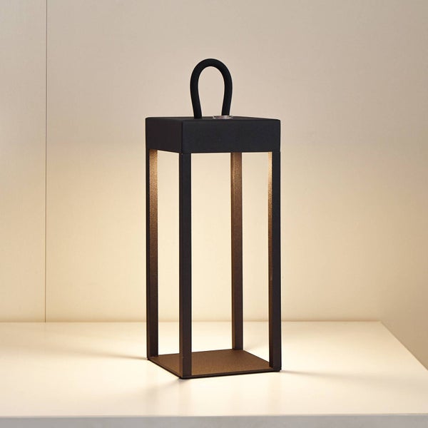 Moderne minimalistische rechteckige schwarze Laterne mit integrierter Lichtquelle und Tragegriff.