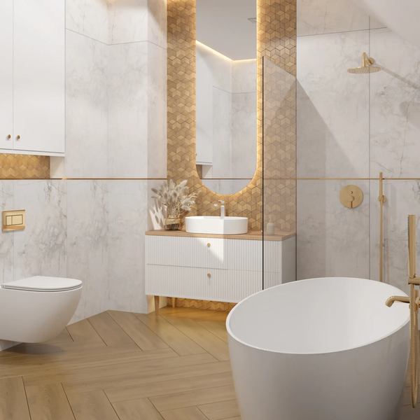 Modernes Badezimmer mit freistehender Badewanne, Hänge-WC, Waschtisch mit Gold-Armaturen, Marmor-Optik-Wandfliesen und Holzfußboden im Fischgrätmuster.