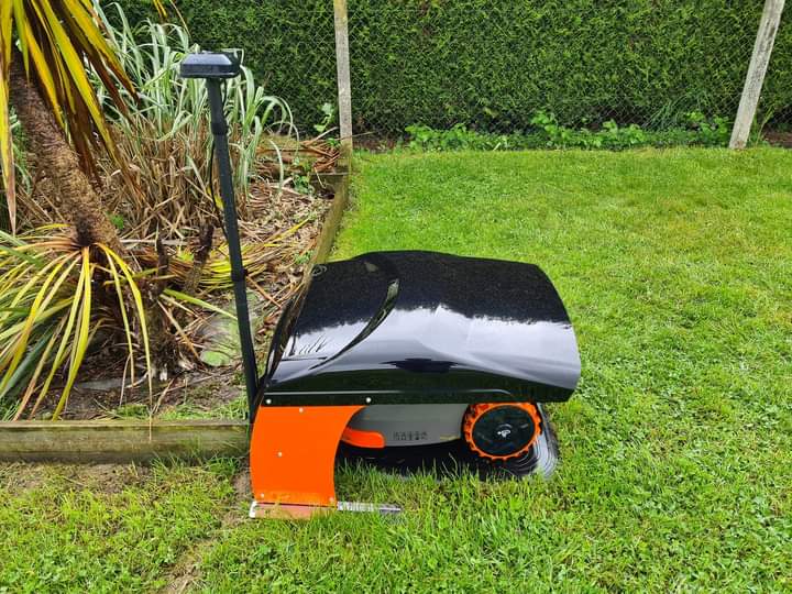 Rasenmähroboter auf einer Rasenfläche