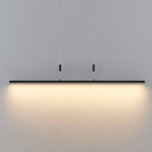 LED-Pendelleuchte in Schwarz, lineares Design, warmweißes Licht, höhenverstellbar.