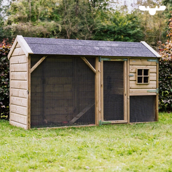 Hühnerstall aus Holz mit Drahtgitter und kleinem Fenster