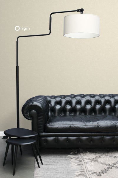 Wohnzimmer mit schwarzem Ledersofa, Stehlampe und Beistelltisch