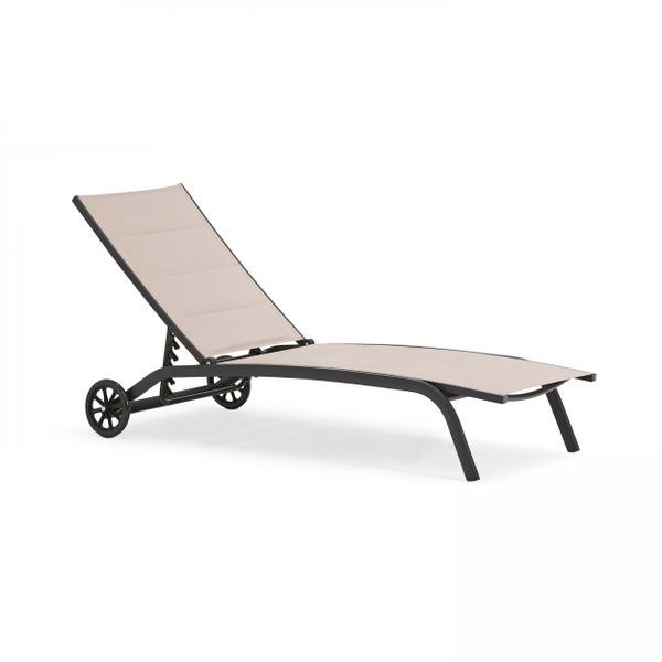 Ergonomische Gartenliege mit robustem Metallgestell, Textilbespannung und zwei Rollen für einfachen Transport.