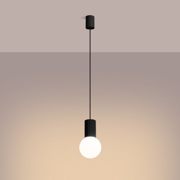 Schwarze Pendelleuchte mit geriffeltem Sockel und runder weißer Glühbirne.