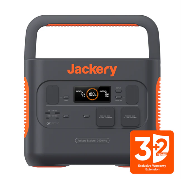 Tragbare Powerstation Jackery Explorer 2000 Pro mit 2160 Wattstunden Kapazität beim Camping mit Familie, Kaffeemaschine und Toaster auf Holztisch.