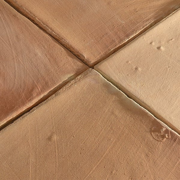 Quadratische Terrakotta Fliesen mit rustikaler Oberfläche im Verbund verlegt