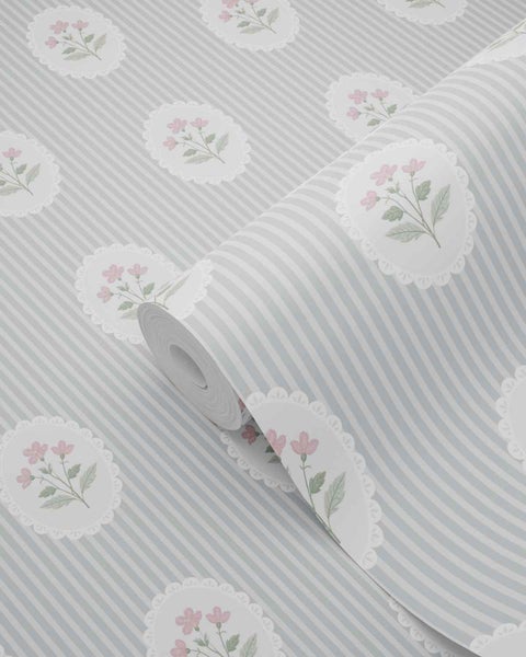 Tapetenrolle mit Streifenmuster und floralen Motiven in ovalen Medaillons.