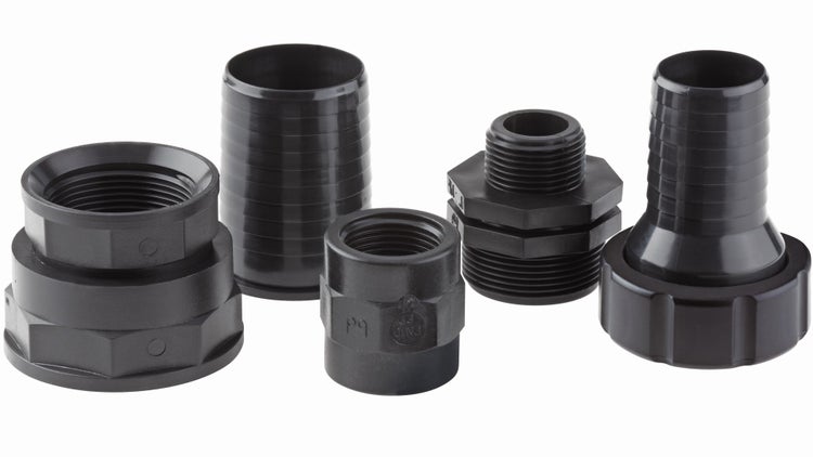 Set aus schwarzen Kunststoff-Fittings für Teichpumpen und Schläuche, bestehend aus Schlauchtüllen, Gewindeadaptern und Verbindern.