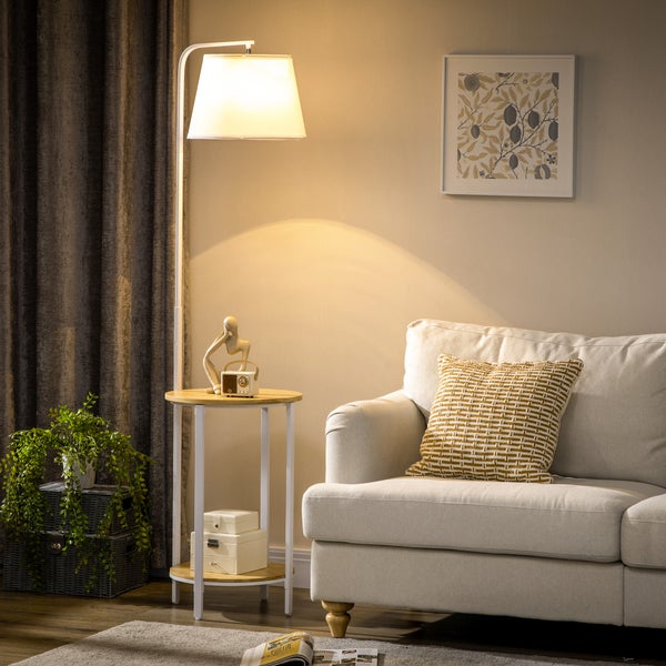 Wohnzimmer mit Stehlampe, Beistelltisch, Sofa und Dekoration