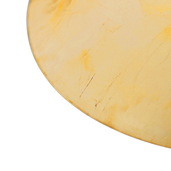 Detailaufnahme einer runden, goldenen Oberfläche mit Struktur