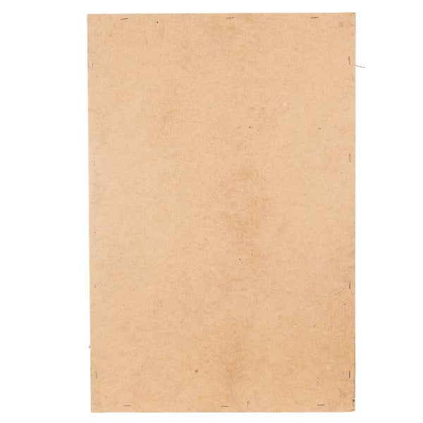 Rechteckige braune Rückwand aus Hartfaserplatte.