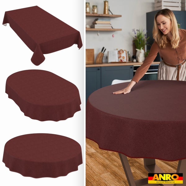 Weinrote Tischdecken in rechteckiger, ovaler und runder Form. Eine Frau streicht eine Tischdecke auf dem Tisch glatt. ANRO Deutsche Manufaktur Logo.