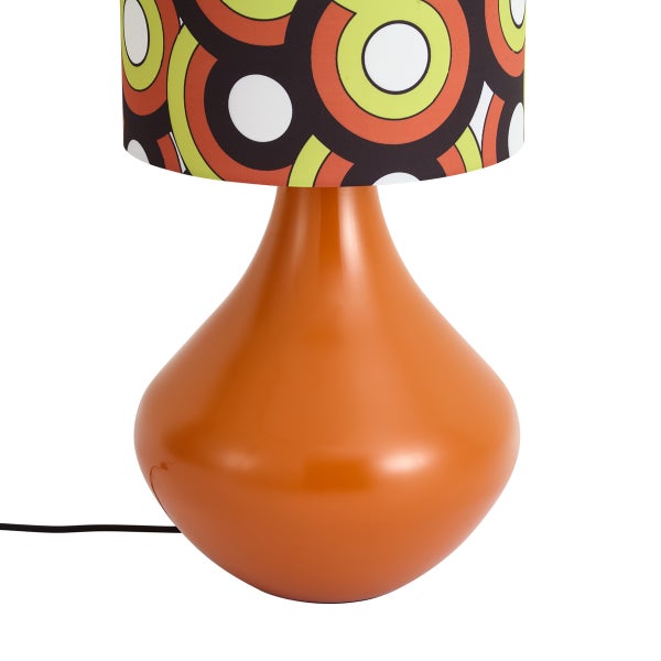 Tischlampe im Retro-Design mit bauchigem Keramikfuß und gemustertem Stoffschirm mit bunten Kreisen