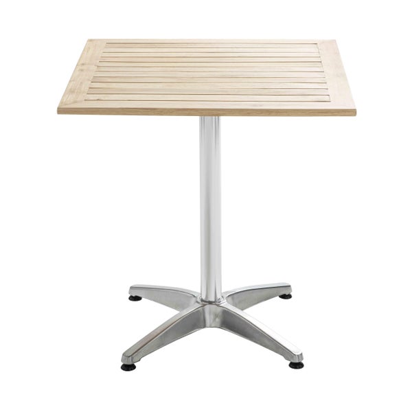 Detail einer Gartentisch-Ecke mit Holzlatten und Gehrungsrahmen auf einem Metallgestell.