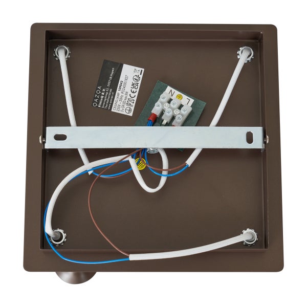 Innenansicht einer Deckenleuchte mit Kabeln und Anschlüssen