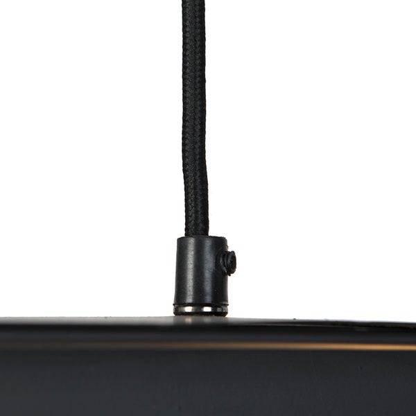 Detailaufnahme einer Pendelleuchte mit Kabelaufhängung