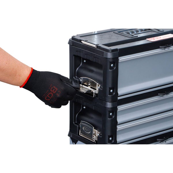 Holztreppe mit Geländer