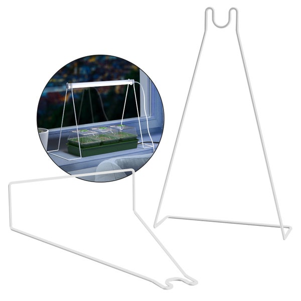 Zwei weiße Drahtgestelle zur Befestigung einer Pflanzenlampe. Das Detailbild zeigt die Anwendung über einem Mini-Gewächshaus auf der Fensterbank.