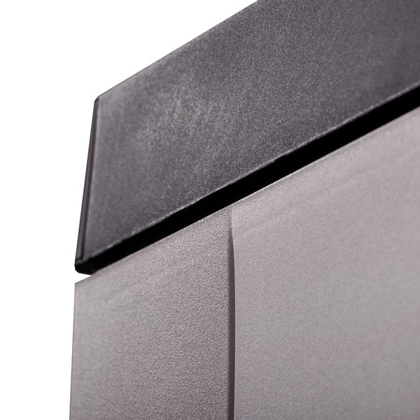 Nahaufnahme eines grauen Briefkastens