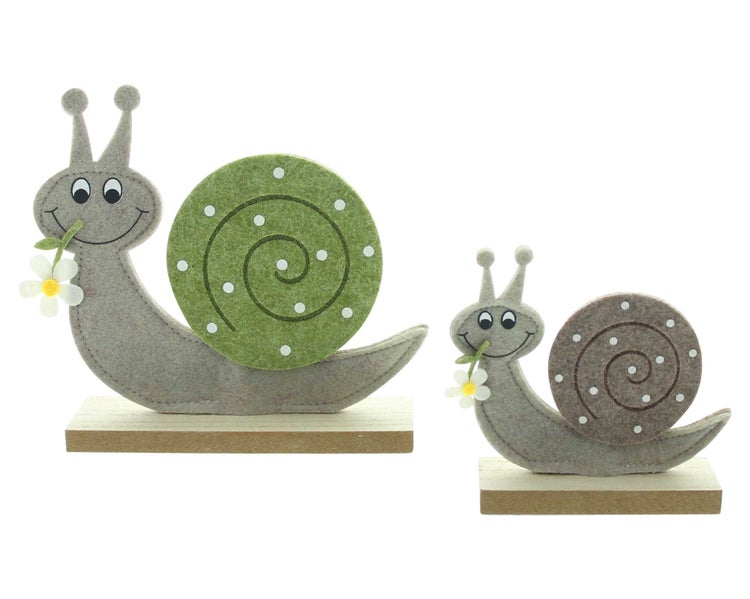 Dekoratives Blumenarrangement mit weißen Rosen und Margeriten in einem transparenten Glasgefäß.