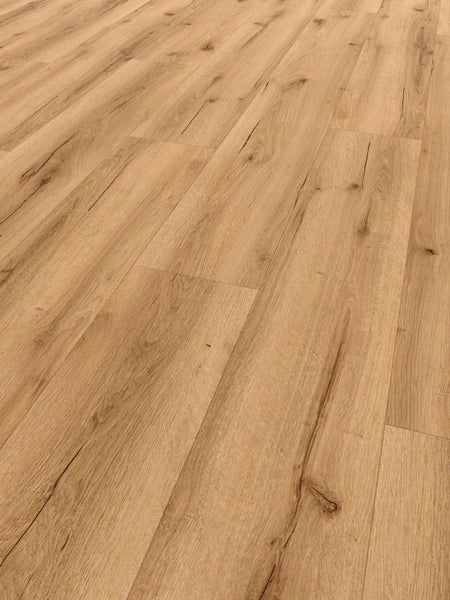 Laminatboden in Eichenoptik mit natürlicher Holzmaserung und Astlöchern, großflächig verlegt.