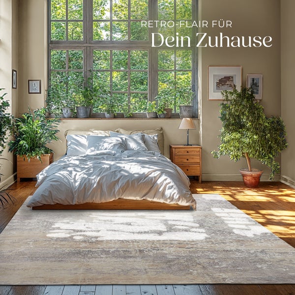 Schlafzimmer mit Bett, Teppich, Nachttisch und Pflanzen für Retro-Flair