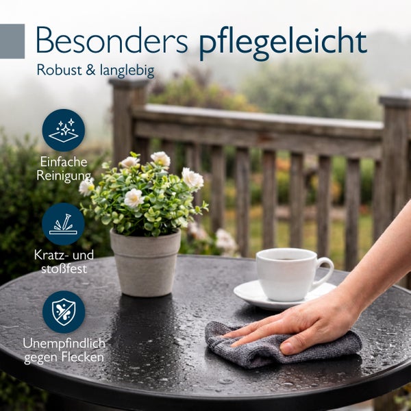 Reinigung eines robusten Gartentischs auf einer Terrasse. Symbole für einfache Pflege, Kratzfestigkeit und Fleckenunempfindlichkeit.