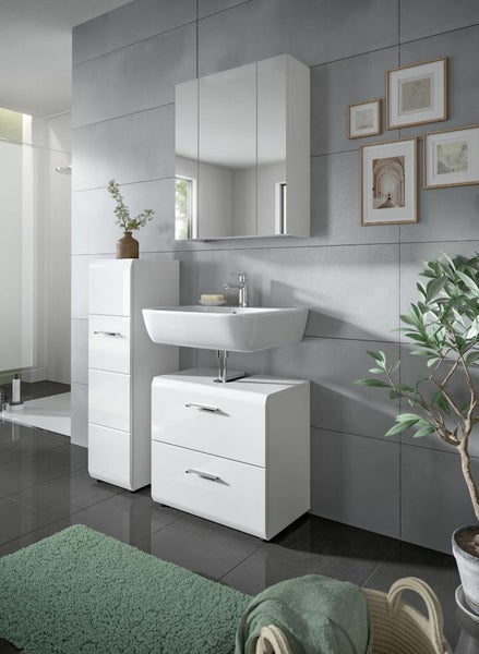 Modernes weißes Badezimmermöbel-Set bestehend aus Waschtisch, Unterschrank mit zwei Schubladen, Spiegelschrank und einem schmalen Hochschrank.