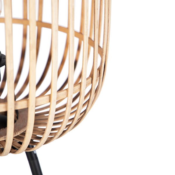 Detailaufnahme einer Lampe mit Schirm aus Bambus