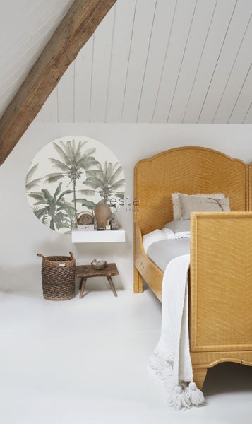 Helles Schlafzimmer mit Holzfußboden, Holzbalken, Bett, Wanddekoration mit Palmen und Esta Home Logo