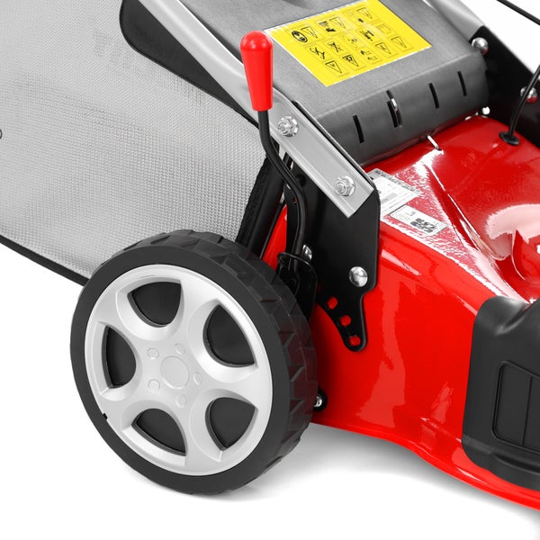 Nahaufnahme eines Rasenmähers mit Hinterrad, Hebel zur Schnitthöhenverstellung und Grasfangsack.