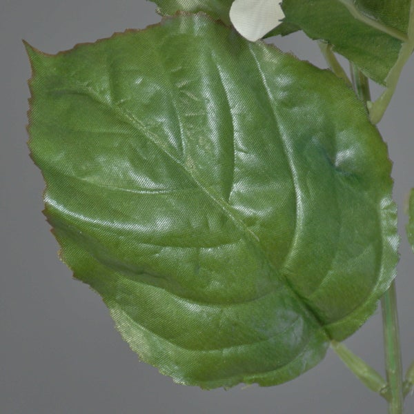 Künstliche Hortensie mit cremeweißen Blüten und grünen Blättern.