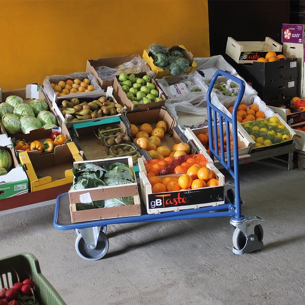 Gemüse und Obst in Kisten auf einem Transportwagen