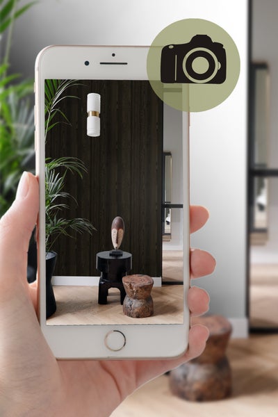 Aufnahme eines Raumes mit dunkler Holzvertäfelung, aufgenommen mit einem Smartphone