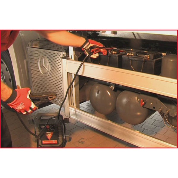 Überbrückungskabel wird an eine Batterie angeschlossen