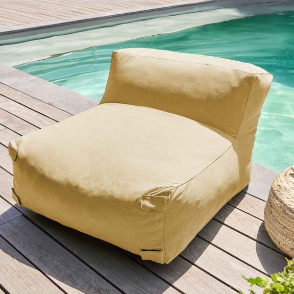 Gelber Outdoor-Sitzsack in Sesselform auf einer hellen Holzterrasse neben einem Pool in einer hellen und aufgeräumten Atmosphäre.