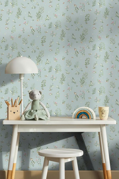 Schlafzimmer mit floraler Tapete mit grünen Blättern und rosa Blüten. Rustikale Holztür, weißes Bettzeug und eine kleine Sitzbank.