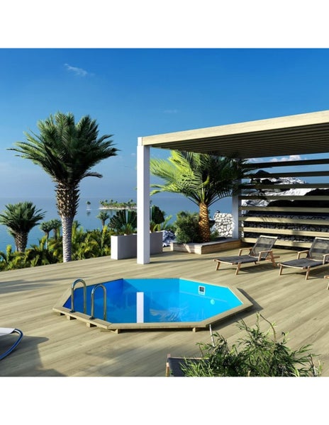 Gartenansicht mit Pool, Liegestühlen und Sonnenschutz