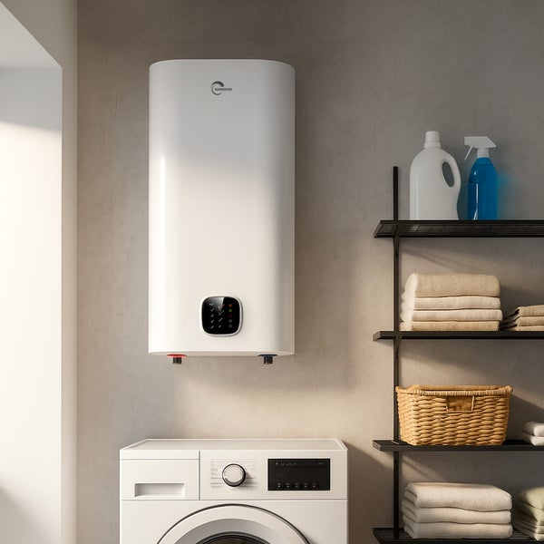 Weißer Sannover Warmwasserspeicher an der Wand in einem hellen Hauswirtschaftsraum über einer Waschmaschine, neben Regalen mit Handtüchern.