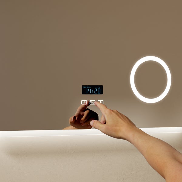 LED Badspiegel mit rundem Leuchtring, digitaler Anzeige für Uhrzeit und Temperatur sowie Touch-Bedienung für Bluetooth, Heizung und Beleuchtung.