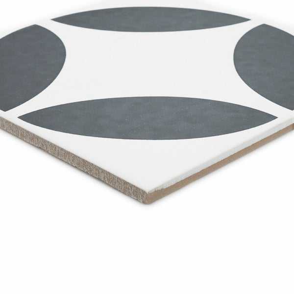 Quadratische Fliese mit grafischem Kreismuster in einer Steinoptik