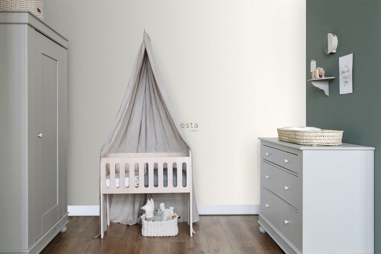 Kinderzimmer mit Babybett, Wickelkommode und Kleiderschrank für Babyausstattung