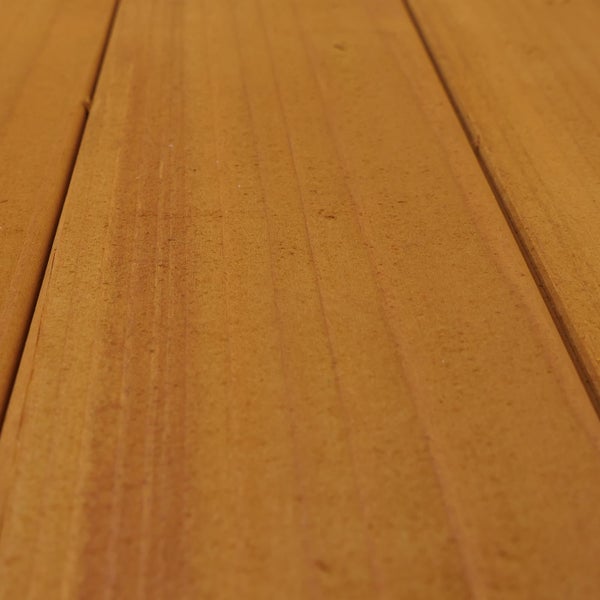 Detailaufnahme von Holz-Terrassendielen mit natürlicher Maserung.