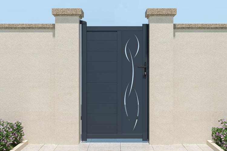 Modernes Gartentor aus Aluminium in Anthrazit mit dekorativem Wellenmuster und horizontalen Lamellen zwischen zwei hellen Mauerpfeilern.