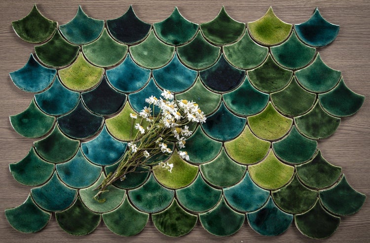 Fächerförmige grüne Fliesen mit einem Blumenstrauß