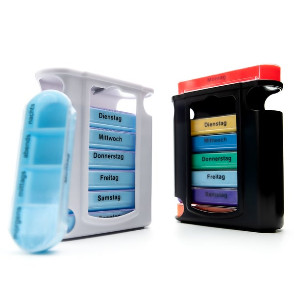 Zwei Tablettenspender mit Tagesbeschriftung und eine Pillendose