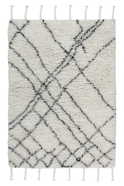 Hochfloriger Berber Teppich mit geometrischem Linienmuster und Fransen an den Enden.