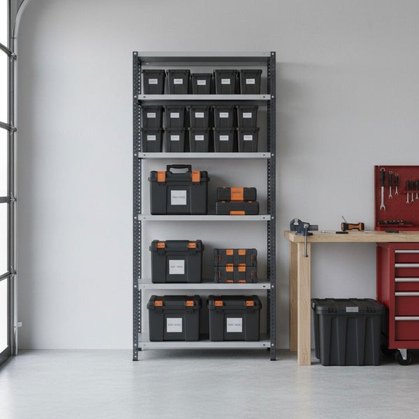 Hell eingerichtete, organisierte Werkstatt mit Metallregal, Werkbank und rotem Werkstattwagen. Das Regal ist mit Werkzeugkoffern und Boxen bestückt.