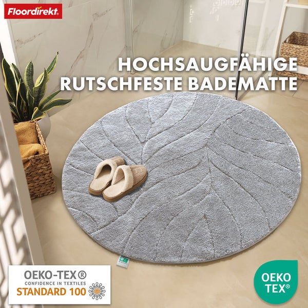 Hochflor Badematte mit Blätterdesign und Hausschuhe im Badezimmer