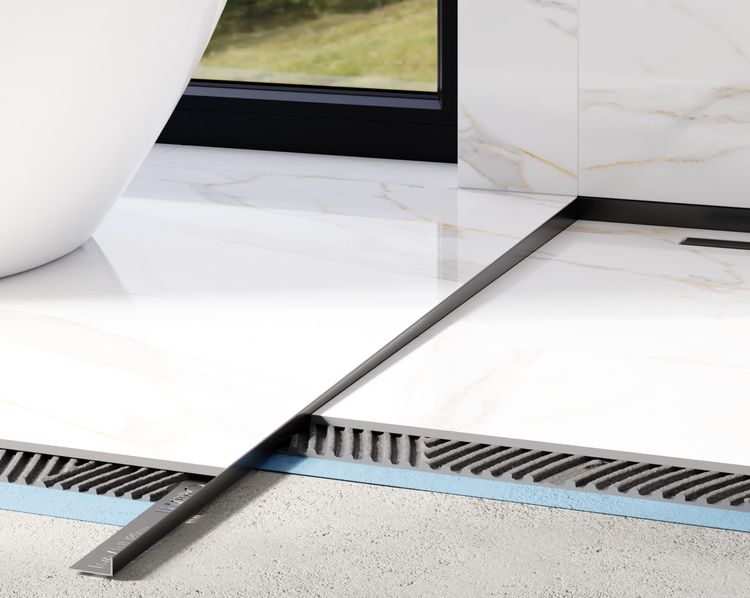 Installation eines Gefälleprofils für eine bodengleiche Dusche mit Fliesen in Marmoroptik auf Abdichtbahn und Fliesenkleber.